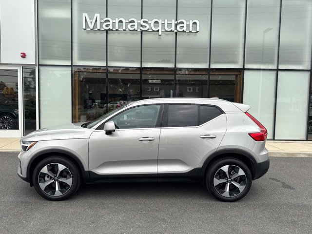 Certified 2025 Volvo XC40 B5 Plus AWD/4WD image 2