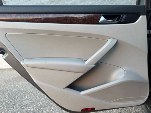 Used 2013 Volkswagen Passat TDI SEL Premium image 19