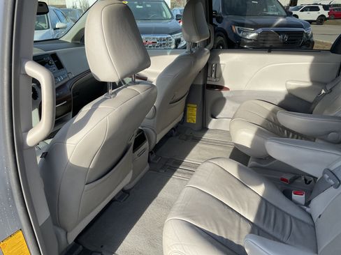 Used 2014 Toyota Sienna XLE image 12