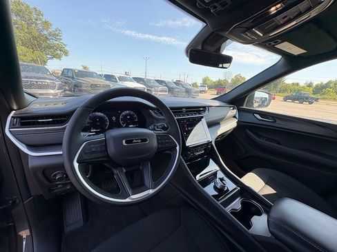 Used 2025 Jeep Grand Cherokee L Laredo w/ Luxury Tech Group I AWD/4WD image 14