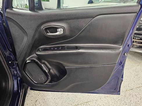 Used 2018 Jeep Renegade Altitude FWD image 30