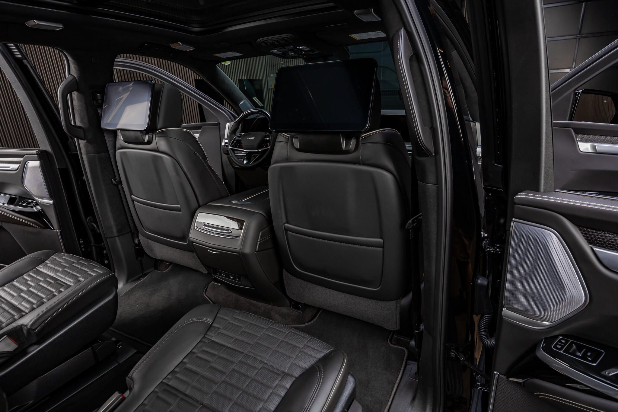 Used 2026 Cadillac Escalade ESV V w/ LPO, ONYX Package AWD/4WD image 30