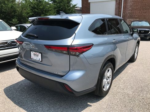 Used 2023 Toyota Highlander LE AWD/4WD image 7