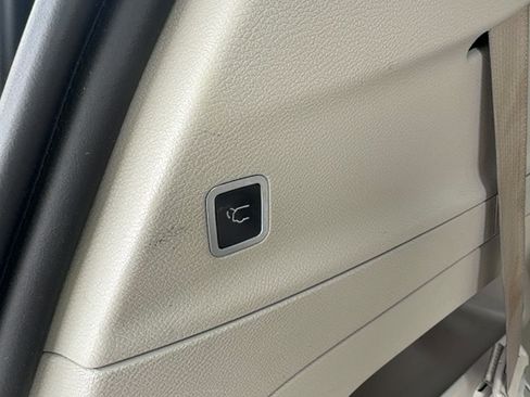 Used 2018 Chrysler Pacifica Touring-L image 10