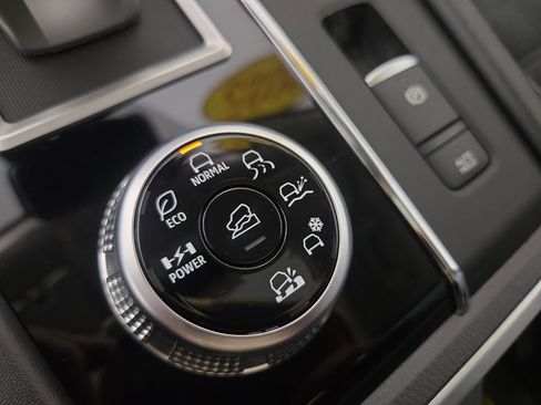 New 2025 Mitsubishi Outlander SE image 30