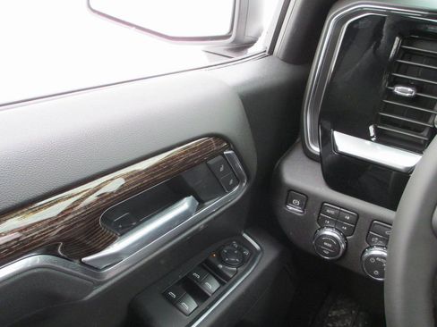 New 2026 GMC Sierra 1500 SLE AWD/4WD image 13