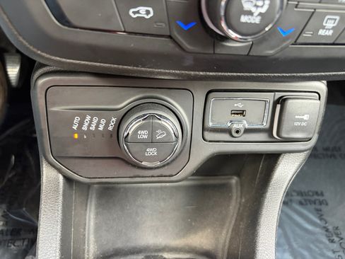 Used 2018 Jeep Renegade Trailhawk w/ Cold Weather Group II AWD/4WD image 33