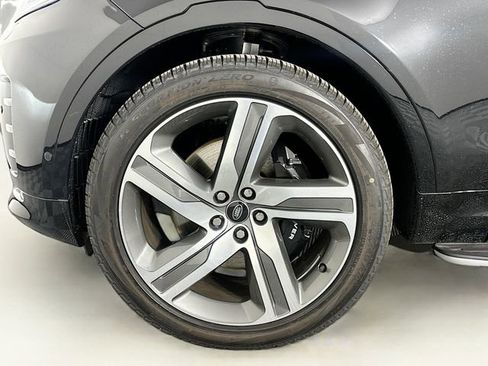 Used 2025 Land Rover Discovery Metropolitan Edition image 33