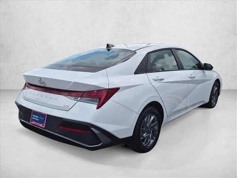Certified 2025 Hyundai Elantra Hybrid FWD image 5