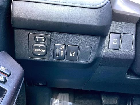 Used 2018 Toyota RAV4 LE w/ All Weather Liner Package AWD/4WD image 28