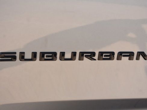 Used 2025 Chevrolet Suburban Z71 image 11