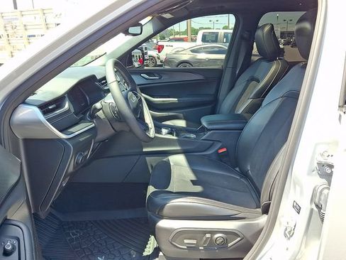 Used 2024 Jeep Grand Cherokee Altitude RWD image 10