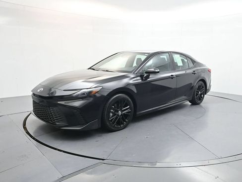 Used 2025 Toyota Camry SE FWD image 3