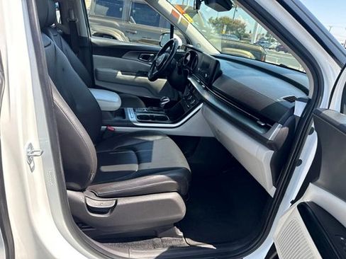 Used 2023 Kia Carnival LX FWD image 5