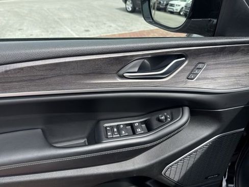 Used 2023 Jeep Grand Cherokee Limited w/ Luxury Tech Group II AWD/4WD image 13