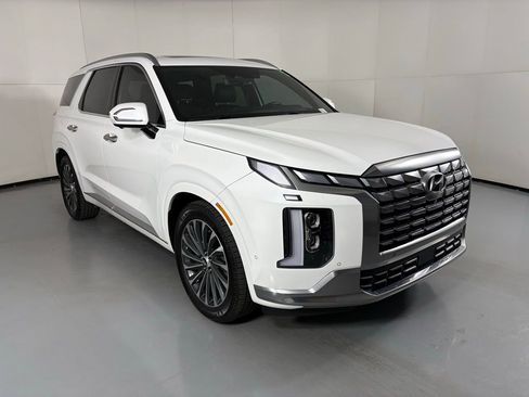 Used 2024 Hyundai Palisade Calligraphy image 2