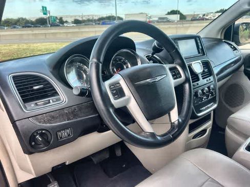 Used 2015 Chrysler Town & Country LX FWD image 15