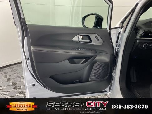 New 2026 Chrysler Pacifica Select image 12