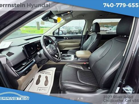Used 2025 Kia Carnival FWD image 22