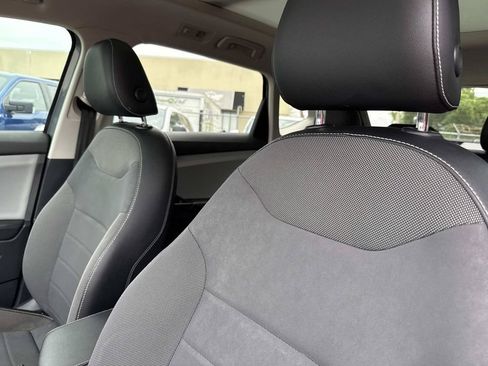 Used 2022 Volkswagen Taos SE w/ Panoramic Sunroof Package FWD image 23