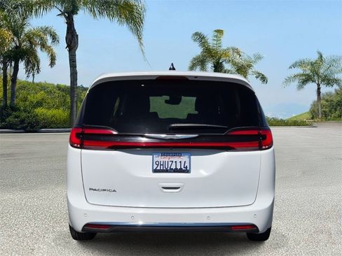 Used 2023 Chrysler Pacifica Touring-L FWD image 5