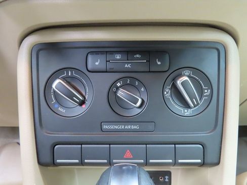 Used 2016 Volkswagen Beetle 1.8T SE image 36