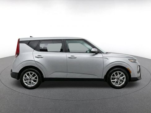 Used 2025 Kia Soul LX w/ LX Technology Package FWD image 10