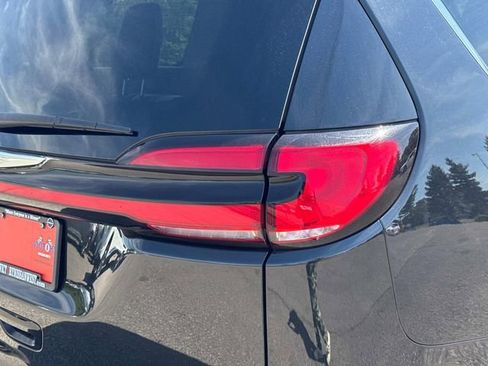 Used 2023 Chrysler Pacifica Touring-L FWD image 13