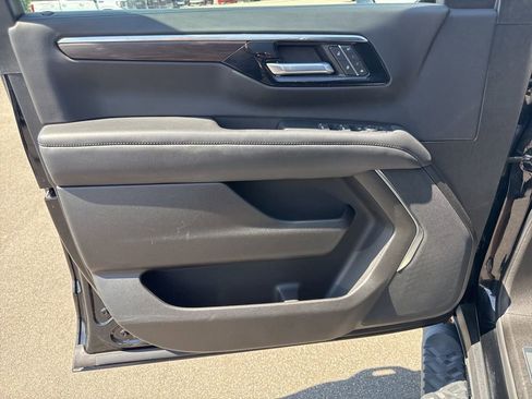 Used 2025 Chevrolet Suburban Z71 AWD/4WD image 29