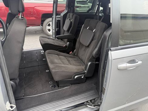 Used 2019 Dodge Grand Caravan SE FWD image 12