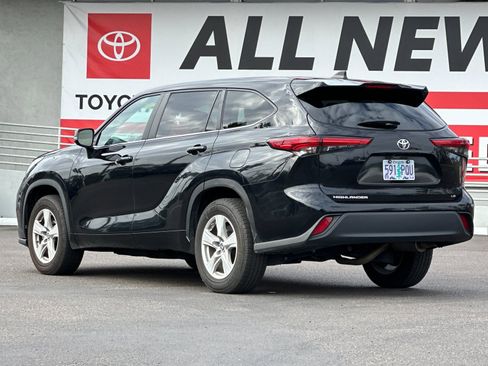 Used 2023 Toyota Highlander LE image 3