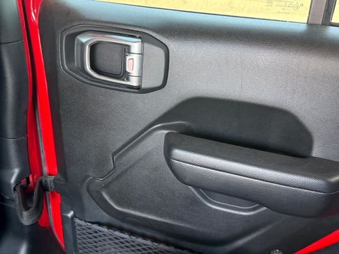 Used 2024 Jeep Wrangler Unlimited Rubicon AWD/4WD image 11