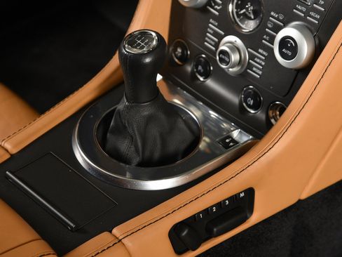 Used 2011 Aston Martin V8 Vantage Roadster RWD image 31