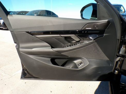 Certified 2025 BMW 530i xDrive w/ Premium Package image 13