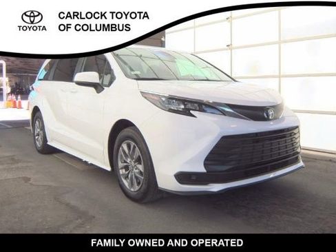 Used 2025 Toyota Sienna LE FWD image 2