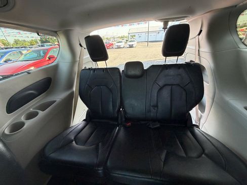Used 2022 Chrysler Pacifica Touring-L FWD image 28