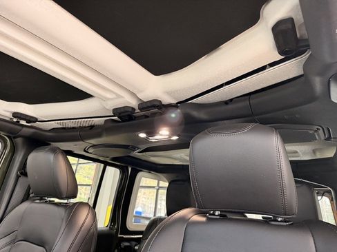 Used 2022 Jeep Wrangler Unlimited Sahara image 21