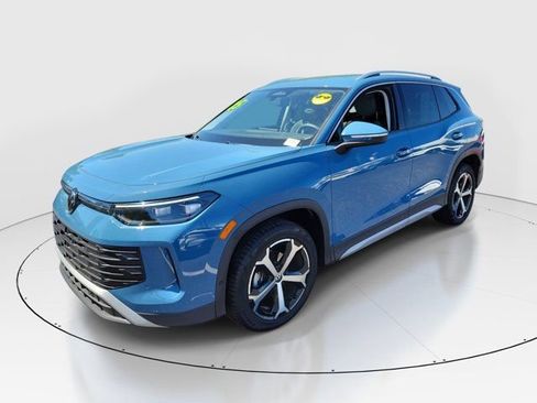 Certified 2025 Volkswagen Tiguan SE image 32