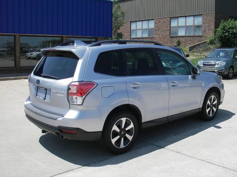 Used 2017 Subaru Forester 2.5i Limited AWD/4WD image 5