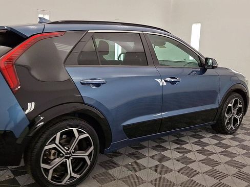 Used 2023 Kia Niro SX Touring image 4