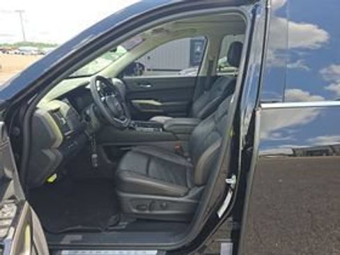 Used 2025 Nissan Pathfinder Platinum AWD/4WD image 11
