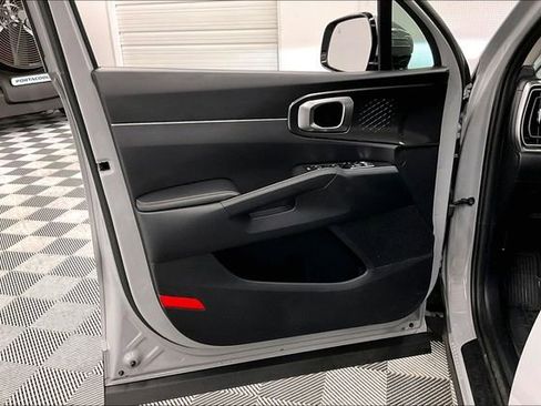 Used 2025 Kia Sorento S image 17