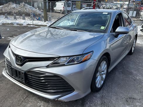 Used 2019 Toyota Camry LE image 4