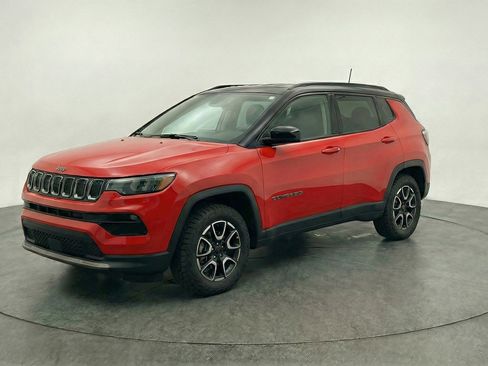 Used 2025 Jeep Compass Trailhawk AWD/4WD image 3