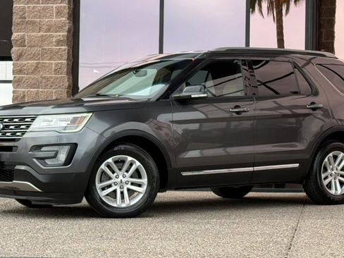 Used 2017 Ford Explorer XLT w/ Equipment Group 202A FWD image 3