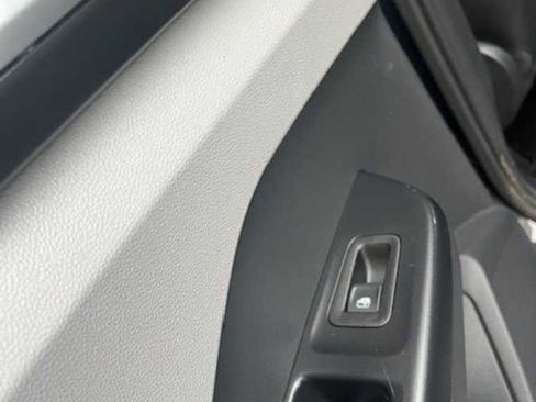 Used 2023 Volkswagen Taos SE w/ Panoramic Sunroof Package image 11