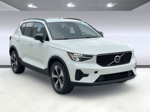 Certified 2023 Volvo XC40 B5 Plus w/ Protection Package Premier image 7
