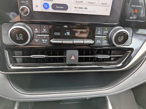Used 2024 Toyota Highlander LE AWD/4WD image 22