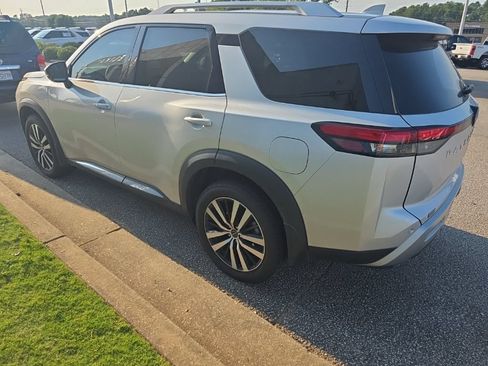 Used 2023 Nissan Pathfinder Platinum AWD/4WD image 12