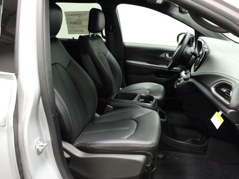 New 2026 Chrysler Pacifica Select AWD/4WD image 14